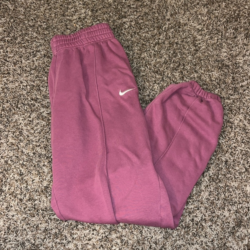 Nike Women’s Sportswear Woven Mid-Rise Pants